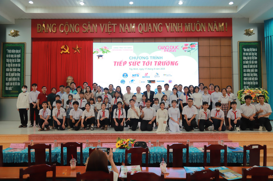 hoc-bong-tiep-suc-den-truong-18-nam-dong-hanh-2.jpg