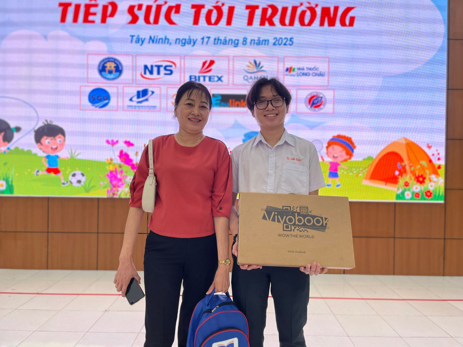 hoc-bong-tiep-suc-den-truong-18-nam-dong-hanh-4.jpg