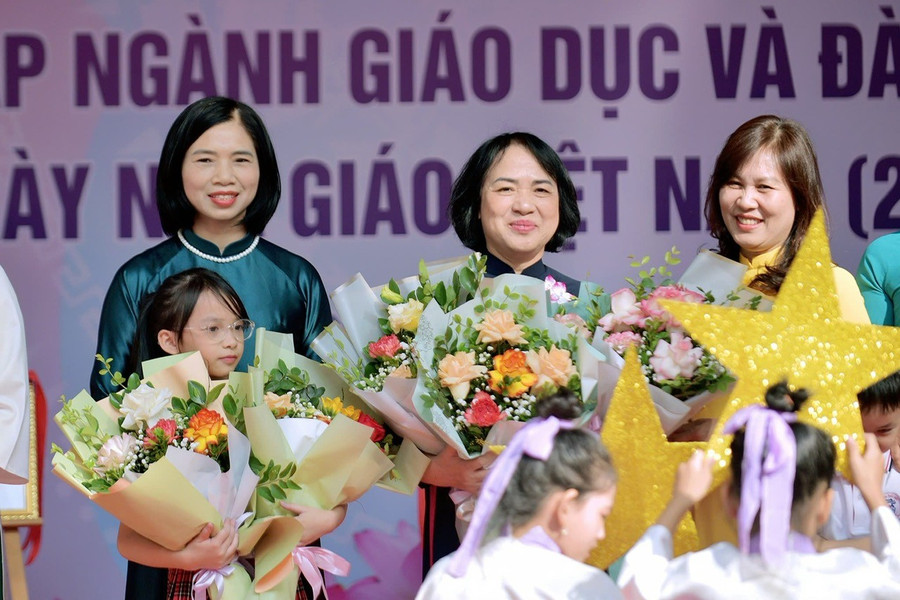 Nhà giáo Ưu tú Lê Thị Hà (giữa). Ảnh: Đình Tuệ can-bo-giao-duc-cap-xa-lam-cong-tac-giao-duc-san-sang-dap-ung-1.jpg