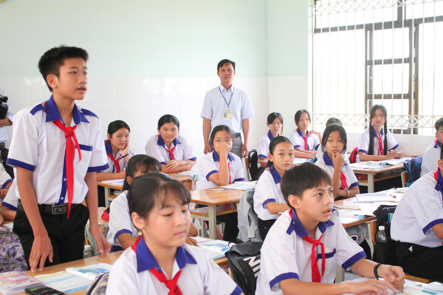 Thầy trò Trường THCS Vĩnh Hải (Vĩnh Hải, Cần Thơ). Ảnh: Quốc Ngữ can-bo-giao-duc-cap-xa-lam-cong-tac-giao-duc-san-sang-dap-ung-3.jpg