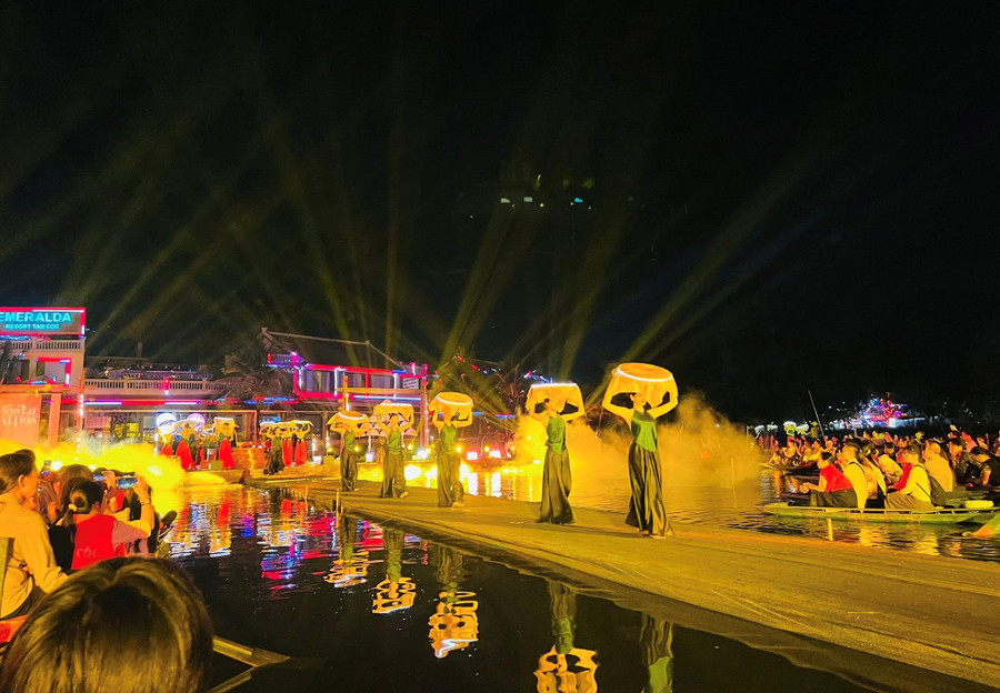 Chương trình 'Hoa Lư vũ họa' diễn ra tại bến thuyền Tam Cốc (Ninh Bình). nganh-du-lich-thang-lon-dip-nghi-le-2.jpg