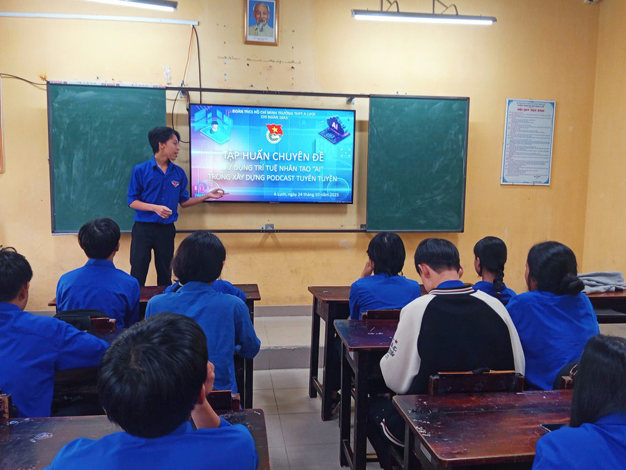 Tập huấn sử dụng trí tuệ nhân tạo (AI) trong xây dựng podcast tuyên truyền - đổi mới hướng nghiệp cho MM886 slot game, bắn cá, lô đề, đá gà THPT tại Trường THPT A Lưới (TP Huế). Ảnh: NTCC