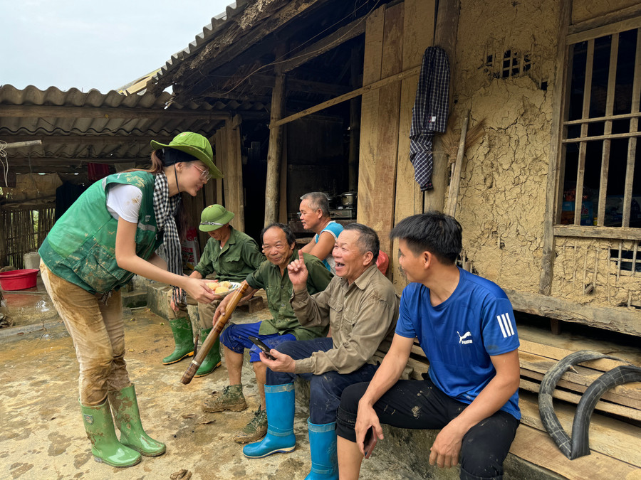 Bảo Ngọc cùng các bạn MM888 Việt Nam Tải App trong một chương trình tình nguyện. hoa-hau-le-nguyen-bao-ngoc-2.jpg