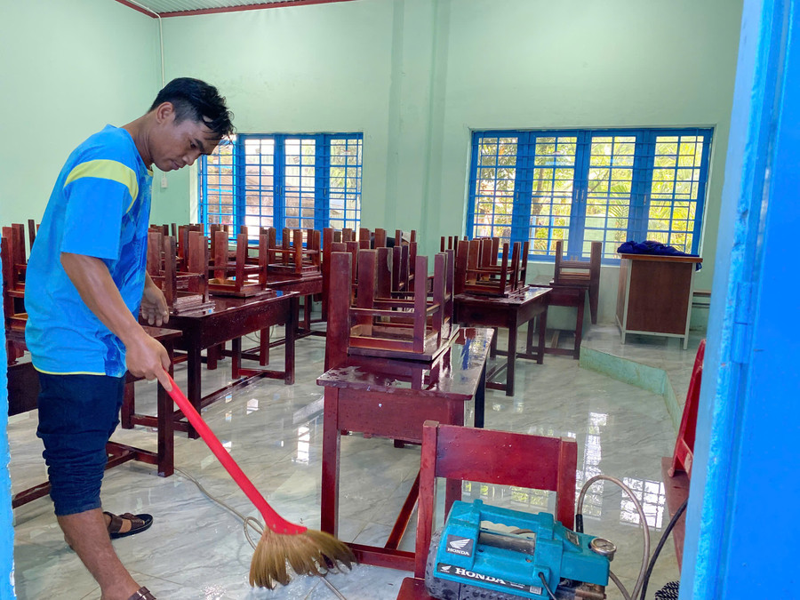 Thầy Pha đã vượt qua nghịch cảnh để dành trọn cuộc đời mình cho sự nghiệp 'trồng người'. nhung-buoc-chan-lang-le-cua-thay-giao-nguoi-cor-3.jpg