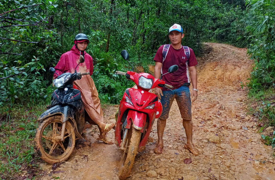 Thầy Huỳnh Văn Pha (bên phải) trên đường đi lên trường để dạy. nhung-buoc-chan-lang-le-cua-thay-giao-nguoi-cor-1.png