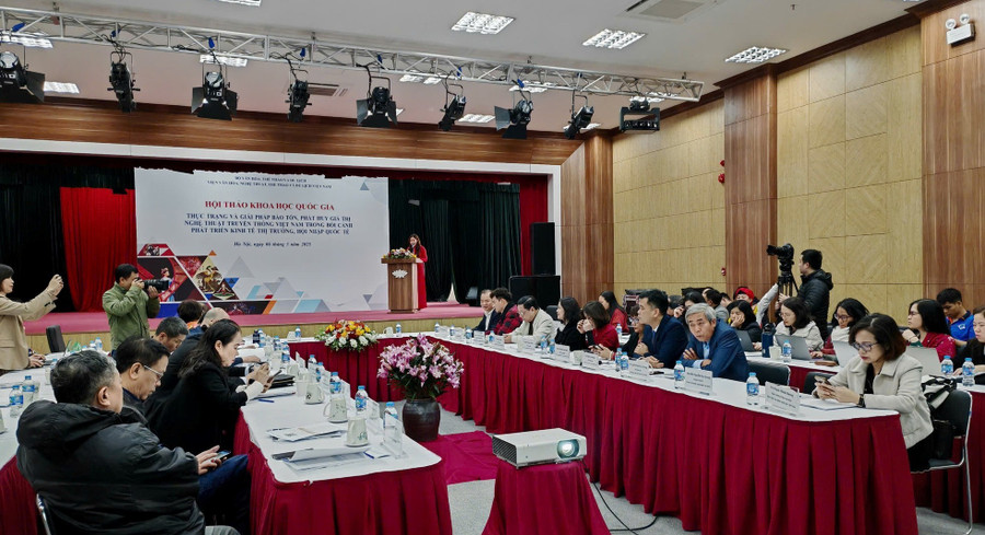 Hội thảo thu hút đông đảo giới quản lý, chuyên gia và các nghệ nhân, nghệ sĩ tham gia. nghe-thuat-truyen-thong-can-co-hoi-tho-moi-1.jpg
