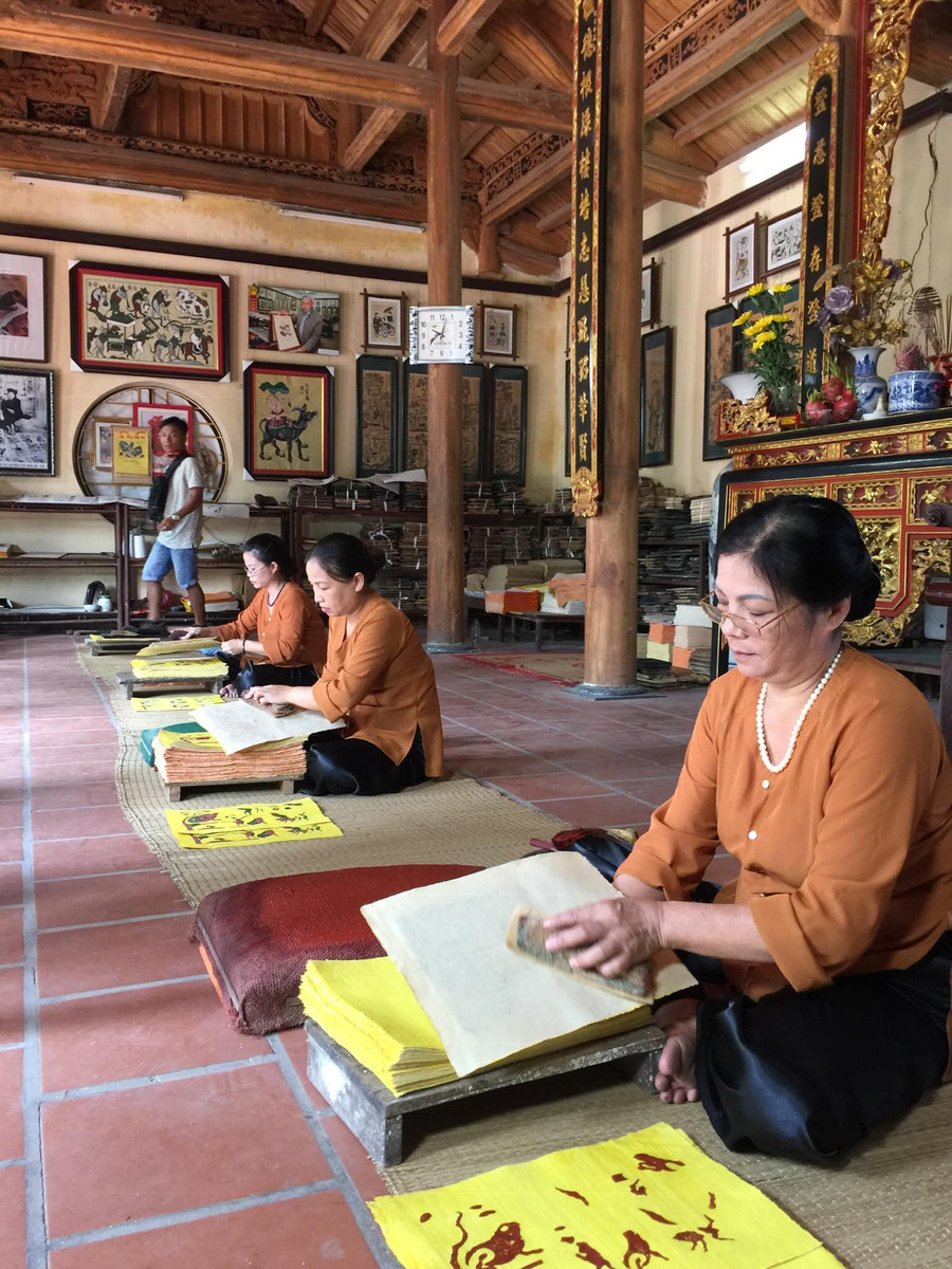 Gia đình nghệ nhân Nguyễn Đăng Chế tại Bắc Ninh bảo tồn tranh Đông Hồ bằng nhiều cách thức sáng tạo mới, giúp cho dòng tranh cổ đi vào cuộc sống, được nhiều người biết tới. nghe-thuat-truyen-thong-can-co-hoi-tho-moi-2.jpg