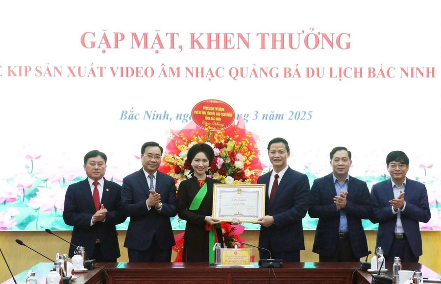Nữ ca sĩ Hòa Minzy và ê-kíp sản xuất MV nhận Bằng khen của Chủ tịch UBND tỉnh Bắc Ninh về những cống hiến trong hoạt động quảng bá du lịch. Ảnh: Hòa Minzy. hoi-sinh-nghe-thuat-truyen-thong-4.jpg