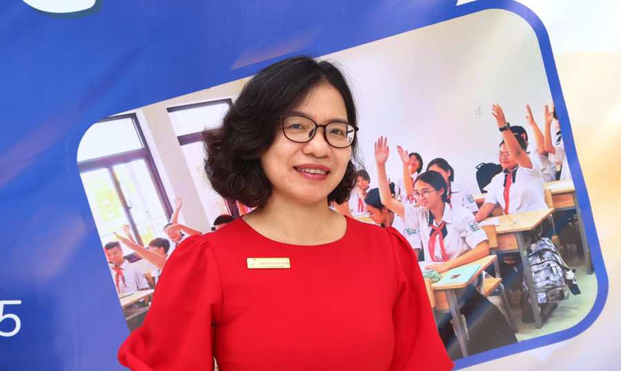 Cô Nguyễn Minh Hoài - Phó Hiệu trưởng Trường THCS Quang Trung chia sẻ mong muốn được các cơ quan, tổ chức đồng hành hỗ trợ nhiều hơn nữa trong công tác chuyển đổi số giáo dục. chuyen-doi-so-trong-giao-duc-kien-tao-tuong-lai-hoc-duong-4.jpg