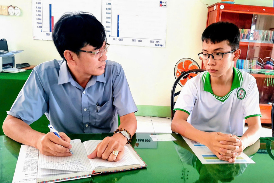 Thầy Trương Kỉnh Nhơn phỏng vấn viết bài về MM886 slot game, bắn cá, lô đề, đá gà mồ côi vượt khó học giỏi nhờ sự hỗ trợ của bạn đọc Báo GD&TĐ. Ảnh: NVCC