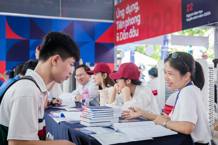 Một hoạt động tư vấn Đăng Ký MM88.COM Ngay +88K, hướng nghiệp của Trường MM888 bảo mật tuyệt đối Thăng Long. Ảnh: NTCC phat-trien-hoc-tap-suot-doi-thuc-day-nguoi-dan-dam-hoc-va-thich-hoc-3.jpg