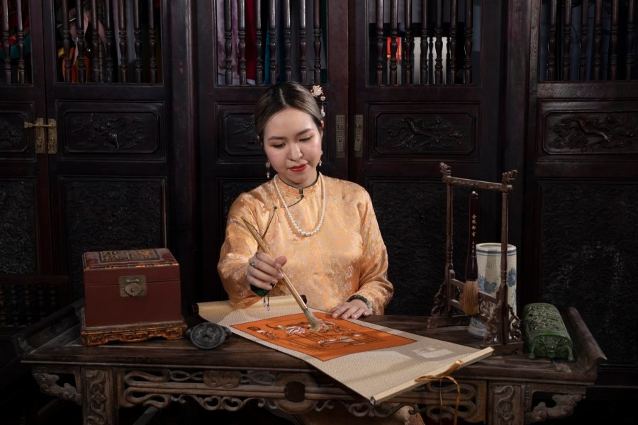 Hồng Anh luôn tạo dựng hình ảnh của mình gắn liền với cổ phục. soi-day-ket-noi-qua-khu-hien-tai-va-tuong-lai-1.jpg