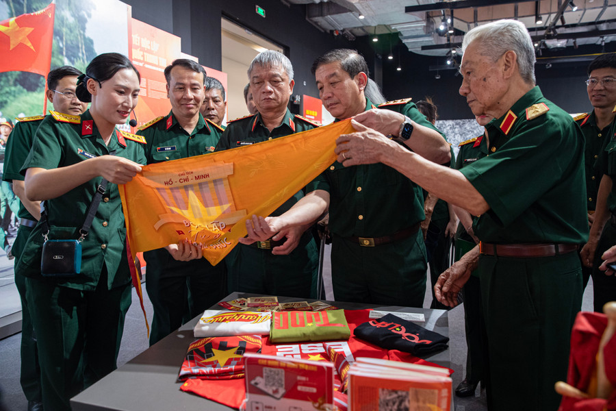 Triển lãm thu hút đông đảo khách tham quan, đặc biệt là cán bộ, chiến sĩ và cựu chiến binh.