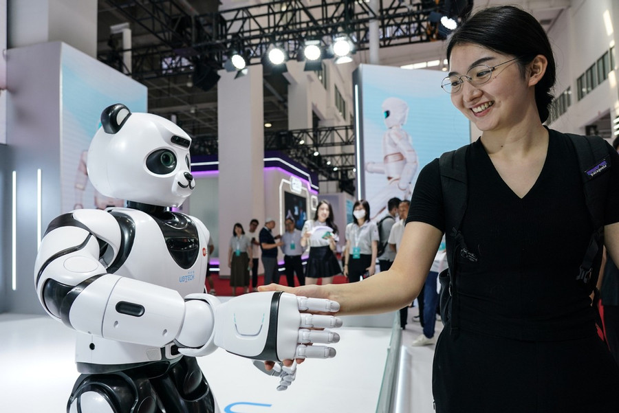 Robot hình người thúc đẩy đổi mới giáo dục AI.