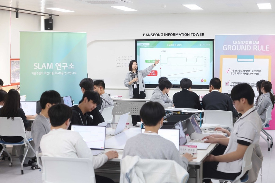 Nhiều trường MM888 bảo mật tuyệt đối và viện nghiên cứu chứng kiến sự ra đi của các nhân tài khoa học.