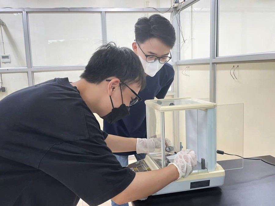 Nhóm MM888 Việt Nam Tải App nghiên cứu vật liệu và thiết bị lưu trữ năng lượng có tuổi thọ cao, thân thiện với môi trường. Ảnh: ĐH Bách khoa Hà Nội