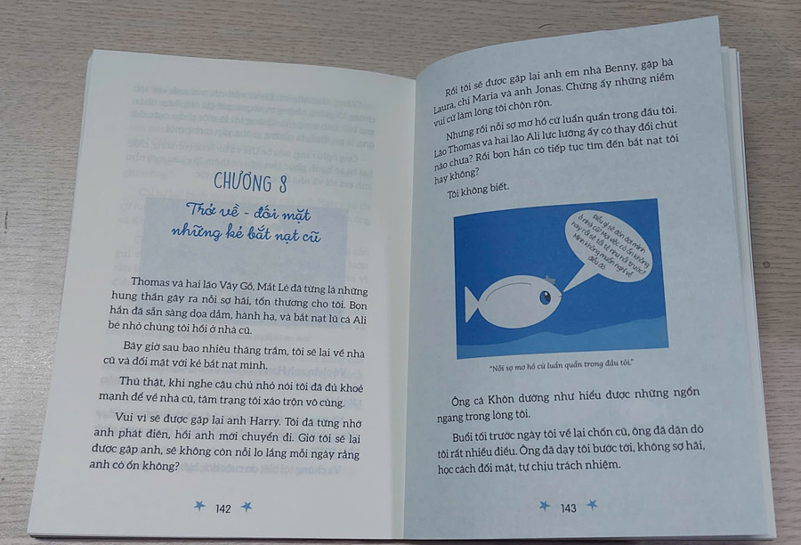 Trong 'Cuộc phiêu lưu của Bella và Harry' có nhiều bức tranh cùng kể chuyện của Lê Bảo Hân. Ảnh: Hoàng Anh tu-trang-sach-doi-mat-voi-ke-bat-nat-1-2.jpg