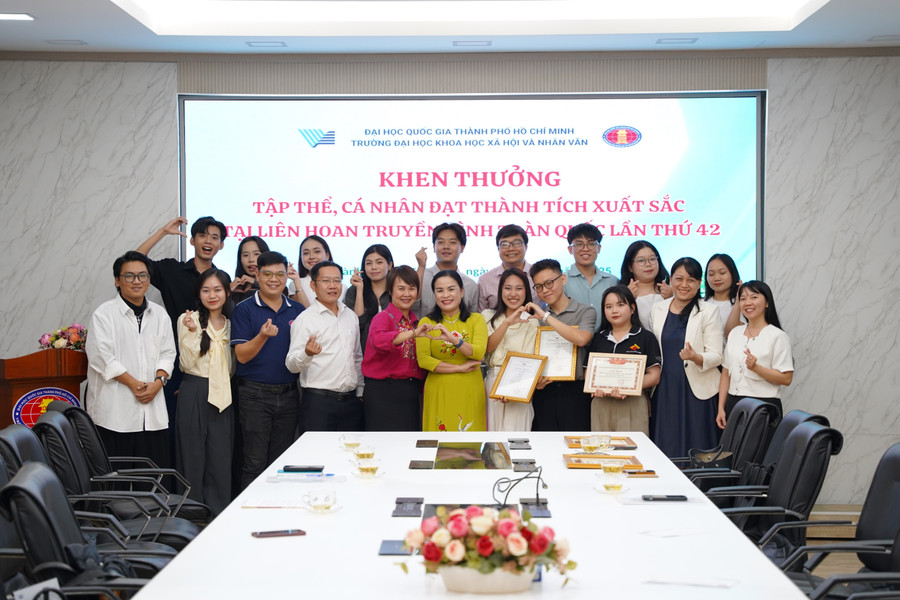 Các thành viên 2 nhóm MM888 Việt Nam Tải App chụp ảnh cùng lãnh đạo MM88b nhà cái và giảng viên hướng dẫn. Ảnh: Quỳnh Như khi-sinh-vien-bao-chi-buoc-vao-san-choi-lon-5.jpg