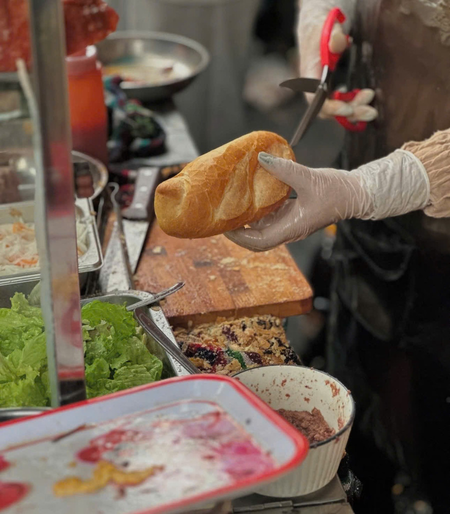 Bánh mì Việt trở thành món ẩm thực 'quốc dân' và có mặt trên bản đồ ẩm thực thế giới. Ảnh: Hoài Ninh.xx am-thuc-duong-pho-hoi-tho-mot-ha-noi-rat-rieng-5.jpg