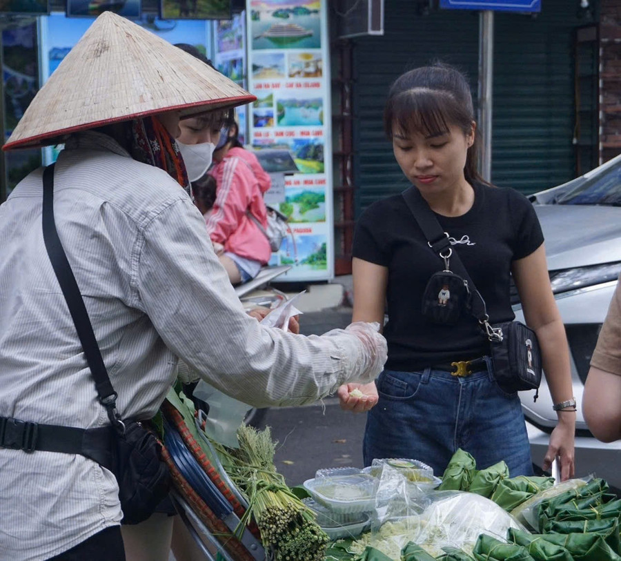 Những gánh hàng rong đậm chất Hà Nội. Ảnh: Hoài Ninh. am-thuc-duong-pho-hoi-tho-mot-ha-noi-rat-rieng-2.jpg