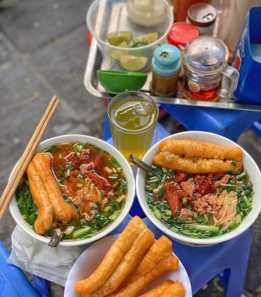 Ẩm thực Hà Nội được đánh giá cao nhờ sự phong phú, đa dạng và hấp dẫn. Ảnh: Hà Trang. am-thuc-duong-pho-hoi-tho-mot-ha-noi-rat-rieng-4.jpg