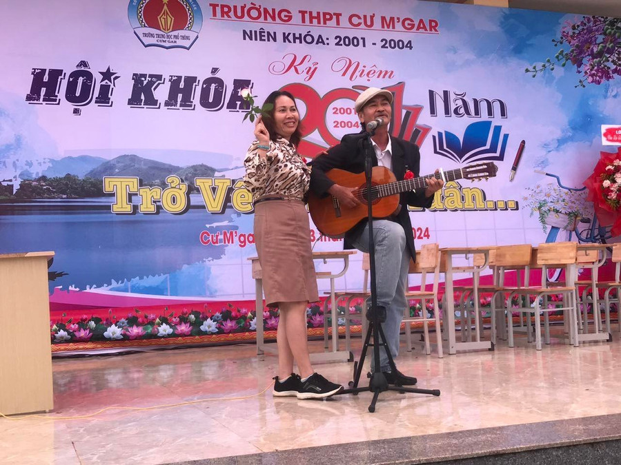 Ông Nguyễn An Sơn hòa nhịp cùng tiết mục văn nghệ của học trò cũ Trường THPT Cư M’gar. tu-nha-giao-den-nha-nong-tieu-bieu-toan-quoc-3.jpg