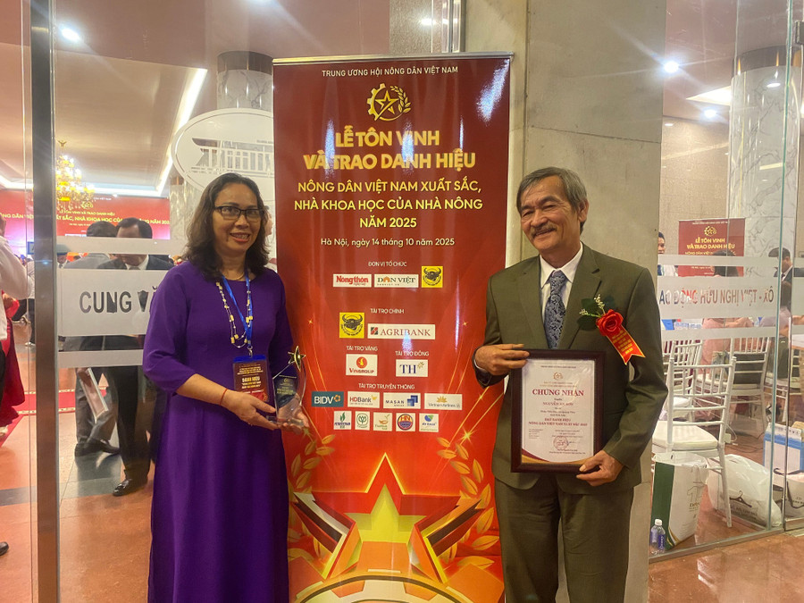 Ông Nguyễn An Sơn vinh dự nhận giải thưởng 'Nông dân Việt Nam xuất sắc năm 2025'. Ảnh: AS tu-nha-giao-den-nha-nong-tieu-bieu-toan-quoc-2.jpg