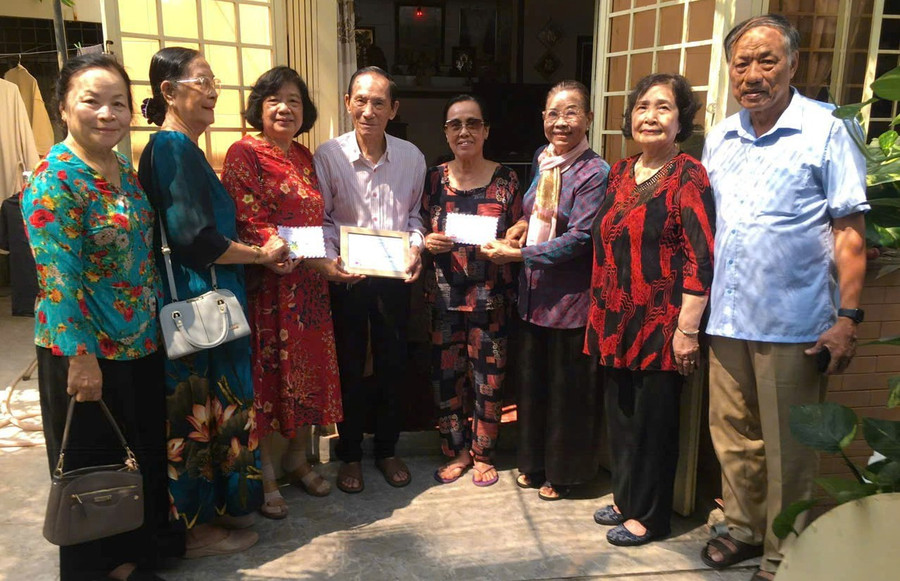 Ban Liên lạc Trường Sư phạm Tây Nam Bộ thăm hỏi tặng quà hội viên tại Cần Thơ. Ảnh: BLL truong-su-pham-tay-nam-bo-gieo-chu-giua-dan-bom-3.jpg