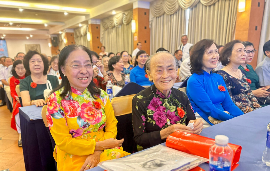 Các thế hệ thầy cô và thân nhân tề tựu ngày họp mặt truyền thống của trường năm 2025. Ảnh: Minh Anh truong-su-pham-tay-nam-bo-gieo-chu-giua-dan-bom-2.jpg