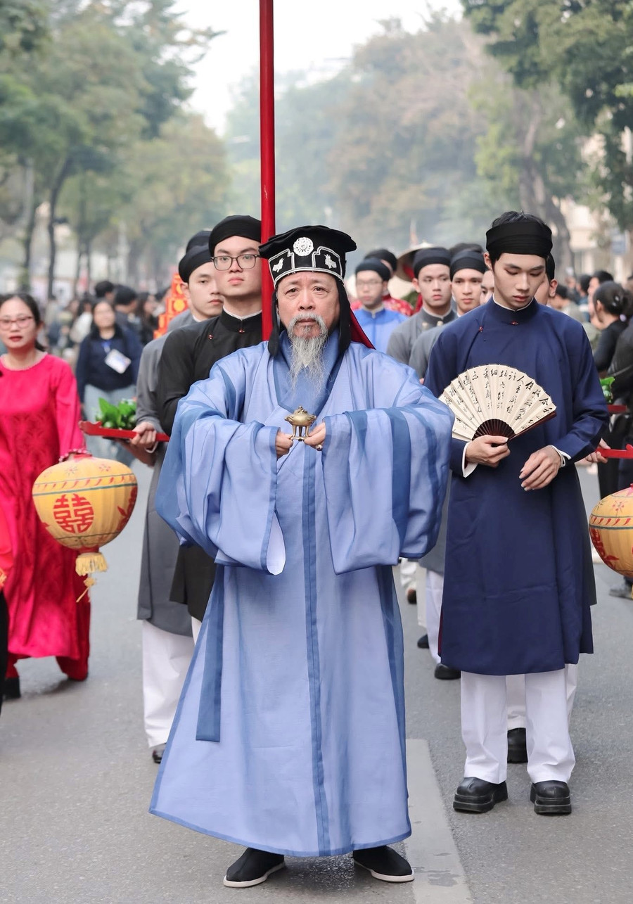 ban-sac-viet-tu-co-phuc-dam-cuoi-truyen-thong-2.jpg