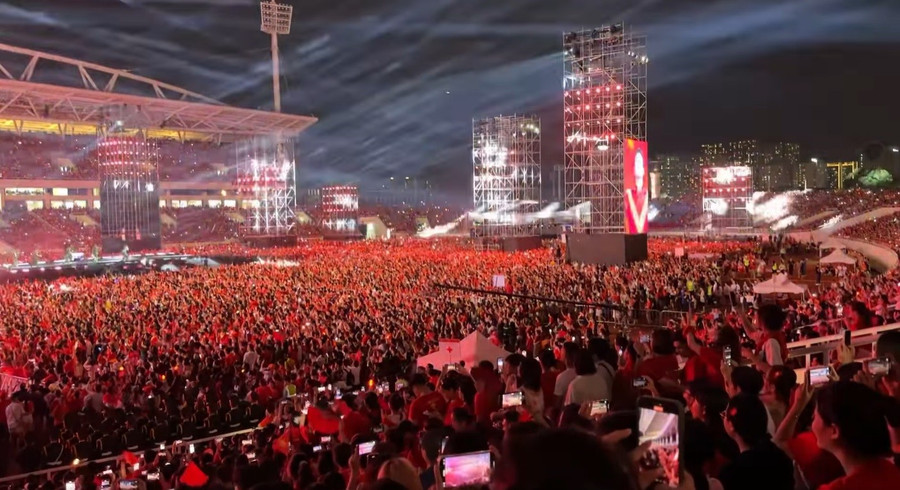 Các concert âm nhạc thu hút đông đảo khán giả, thể hiện văn hóa như ngành công nghiệp sinh lợi. concert-am-nhac-quoc-gia-don-bay-lan-toa-tinh-than-yeu-nuoc-3.jpg