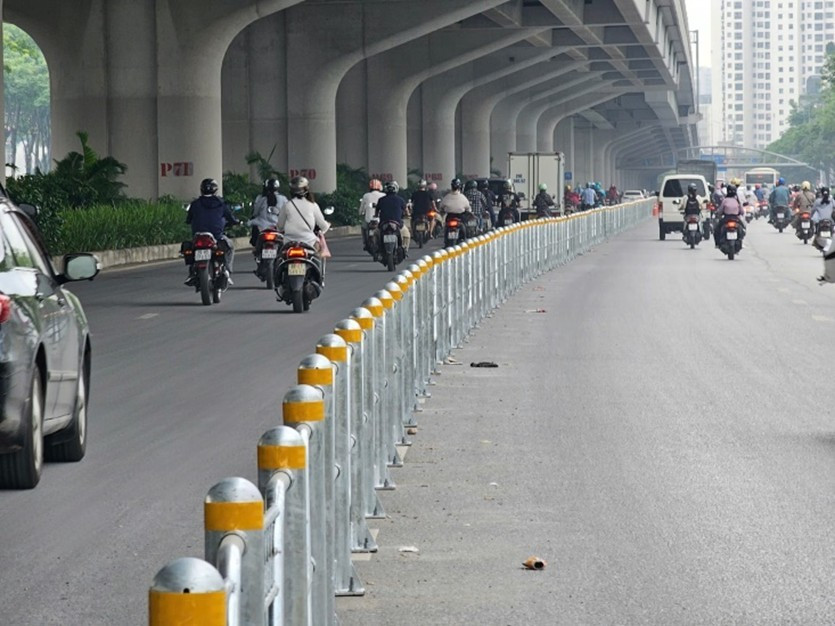 Việc phân làn rõ ràng sẽ giúp tách dòng phương tiện, giảm xung đột tại các điểm giao cắt. ha-noi-ke-don-cho-benh-thieu-y-thuc-tham-gia-giao-thong-2.jpg