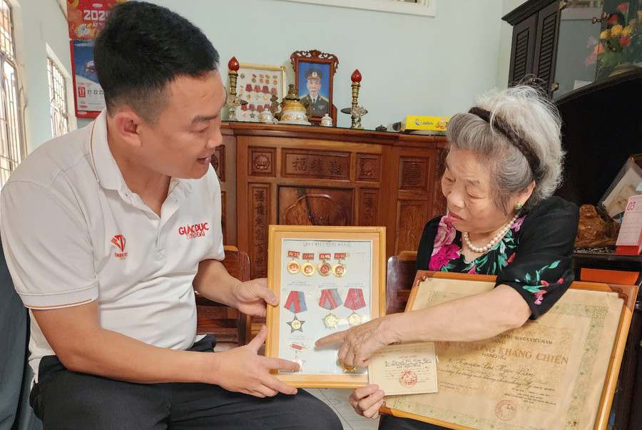 Bà Lan kể chuyện may cờ Tổ quốc cho chiến dịch giải phóng Buôn Ma Thuột. Ảnh: TT ky-uc-hao-hung-tuoi-thanh-xuan-2.jpg