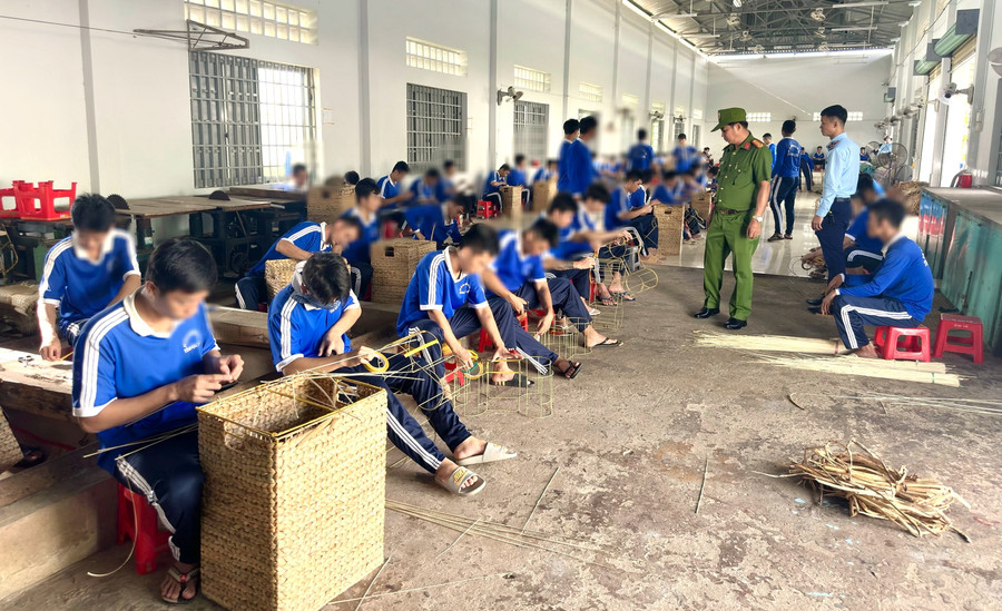 Học viên tại cơ sở cai nghiện ma túy ở Cà Mau được dạy nghề đan lục bình.