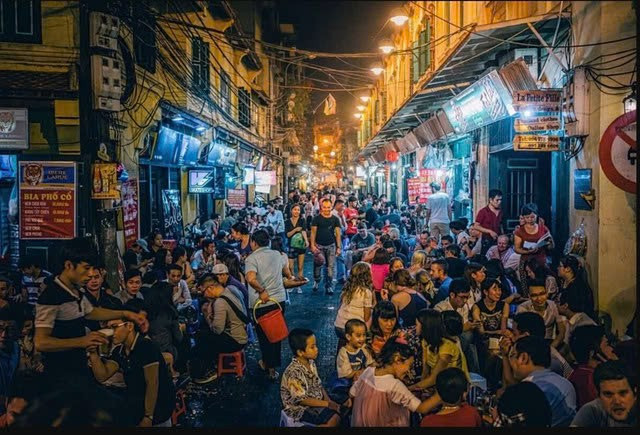 Hà Nội vinh dự đứng ở vị trí số 2 danh sách 'ẩm thực đường phố ngon nhất châu Á', chỉ sau Penang (Malaysia), vượt qua cả Bangkok, Mumbai. Ảnh: Vntrip tu-cau-be-thien-kinh-van-quyen-den-trang-nguyen-trieu-mac-1.jpg