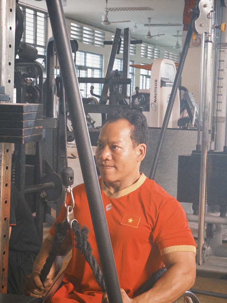 Vận động viên cử tạ Lê Văn Công, trong musicumentary 'Chân cứng đá mềm'. du-an-am-nhac-chan-cung-da-mem-3.jpg