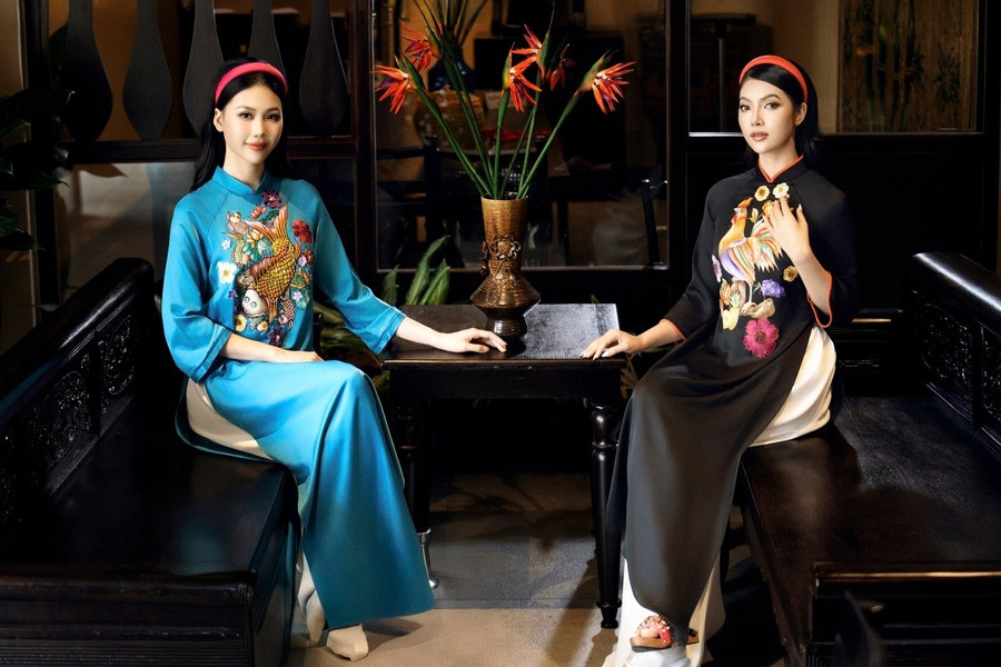 Hoa hậu Bùi Quỳnh Hoa và Thu Uyên trong mẫu áo dài lấy cảm hứng từ tranh Đông Hồ. ao-dai-tinh-hoa-van-hoa-viet-1.jpg