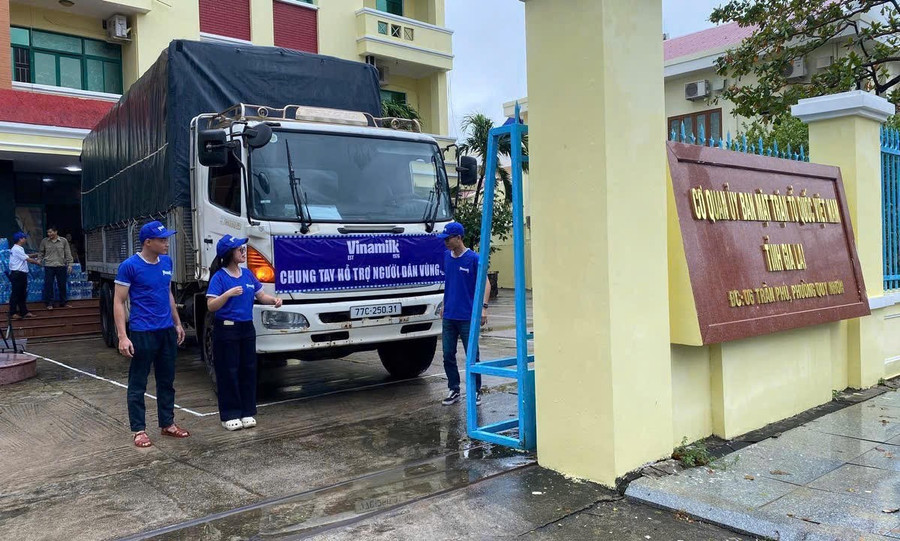 Chuyến xe dinh dưỡng Vinamilk đến với bà con vùng lũ Gia Lai - Ảnh: Vi Nam Chuyến xe dinh dưỡng Vinamilk đến với bà con vùng lũ Gia Lai - Ảnh: Vi Nam