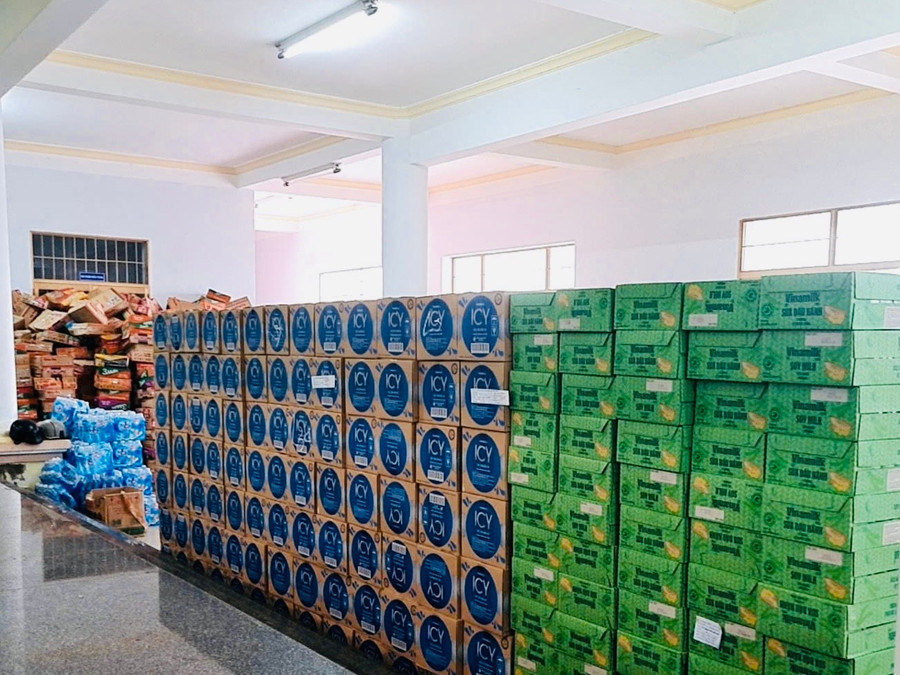 48 tấn sữa và nước uống của Vinamilk đến rốn lũ miền Trung và Tây Nguyên