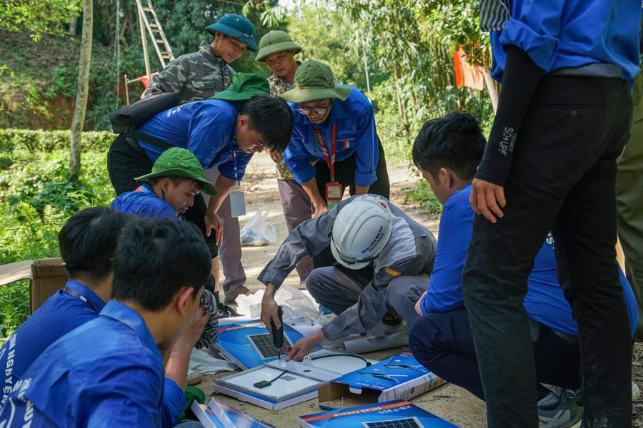 Các bạn MM888 Việt Nam Tải App Viện Công nghệ Thông tin & Truyền thông – MM888 bảo mật tuyệt đối Bách Khoa Hà Nội cùng người dân địa phương lắp đặt đèn năng lượng mặt trời. Quá trình này đòi hỏi sự tỉ mỉ và cẩn thận trong từng chi tiết để đảm bảo hệ thống hoạt động hiệu quả. 2.jpg