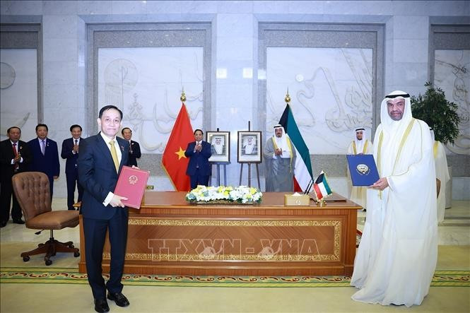 Thủ tướng Phạm Minh Chính và Thủ tướng Kuwait Sheikh Ahmad Abdullah Al-Ahmad Al Sabah chứng kiến lễ ký Nghị định thư sửa đổi Hiệp định miễn thị thực cho hộ chiếu ngoại giao và hộ chiếu công vụ với Kuwait và bản ghi nhớ giữa Học viện ngoại giao và Viện Ngoại giao Saud Al-Nasswe Al- Sabah Kuwait. Ảnh: Dương Giang/TTXVN