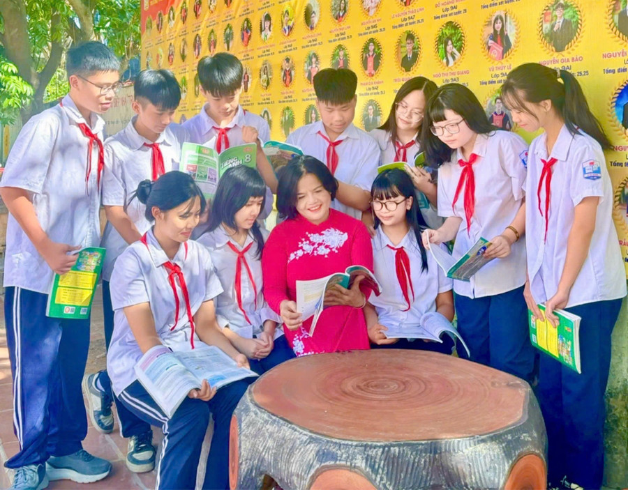 Cô giáo Trần Thị Mai Hương – Trung Tâm Đăng Nhập MM88 Chính Thức Mới Ngữ văn trường THCS Mai Động.
