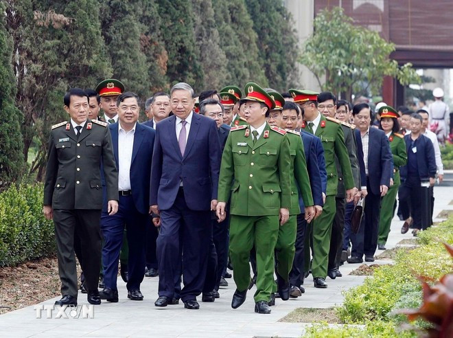 Tổng Bí thư Tô Lâm đến thăm, làm việc tại Trung tâm Dữ liệu quốc gia số 1. (Ảnh: Thống Nhất/TTXVN) Tổng Bí thư Tô Lâm đến thăm, làm việc tại Trung tâm Dữ liệu quốc gia số 1. (Ảnh: Thống Nhất/TTXVN)