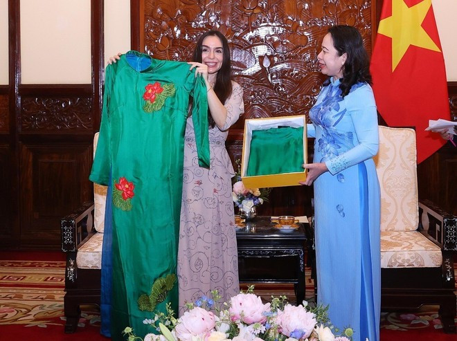 Phó Chủ tịch nước Võ Thị Ánh Xuân tặng áo dài Việt Nam cho bà Leyla Aliyeva - Phó Chủ tịch Quỹ Heydar Aliyev (Azerbaijan), tại Phủ Chủ tịch sáng 22/4 vừa qua. (Ảnh: Văn Điệp/TTXVN)