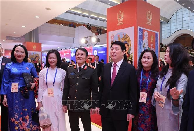 Chủ tịch nước Lương Cường và các đại biểu tham quan gian trung bày của Thông tấn xã Việt Nam tại 2MM88.com trò chơi casino và slot Thi đua yêu nước toàn quốc lần thứ XI. Ảnh: Lâm Khánh/TTXVN
