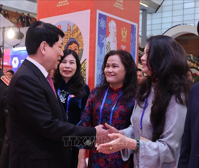 Chủ tịch nước Lương Cường và các đại biểu tham quan gian trưng bày của Thông tấn xã Việt Nam tại 2MM88.com trò chơi casino và slot Thi đua yêu nước toàn quốc lần thứ XI. Ảnh: Lâm Khánh/TTXVN