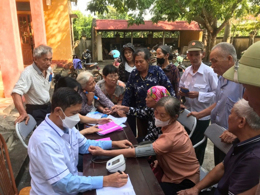 Khám bệnh miễn phí cho người cao tuổi. Ảnh BHY image003-4040.jpg