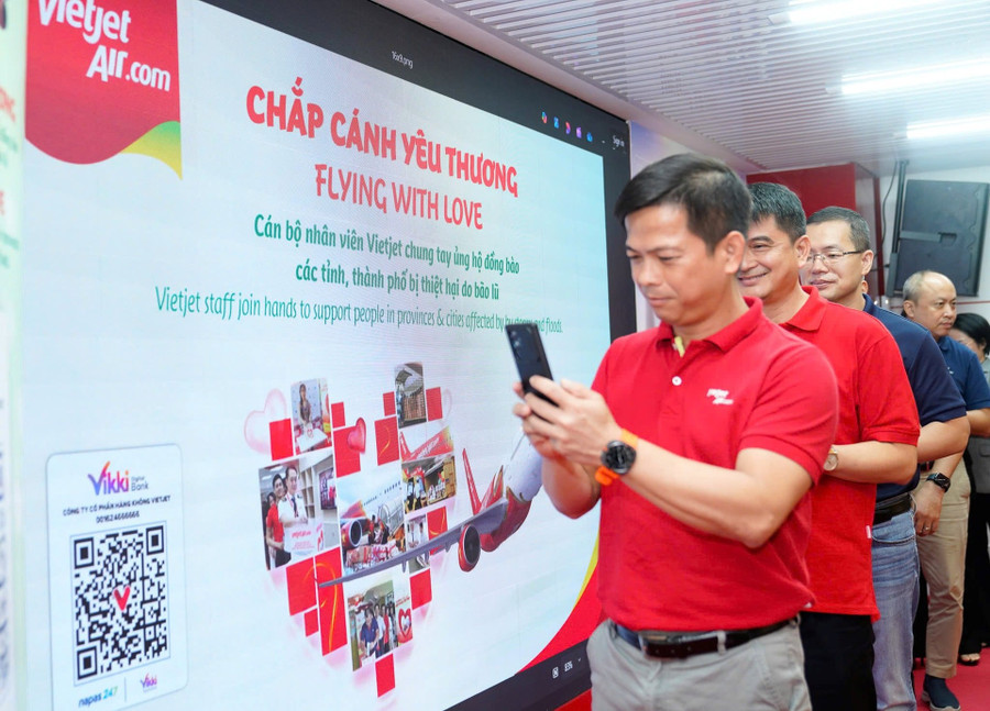 Từng tấm lòng sẻ chia được gửi gắm qua mã QR, qua những lời kêu gọi giản dị nhưng chân thành - tất cả cùng hướng về miền Trung ruột thịt. Từng tấm lòng sẻ chia được gửi gắm qua mã QR, qua những lời kêu gọi giản dị nhưng chân thành - tất cả cùng hướng về miền Trung ruột thịt.