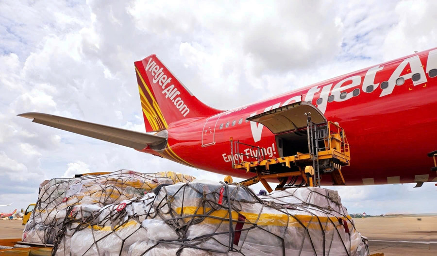 Vietjet không chỉ mang đến những chuyến bay an toàn, mà còn không ngừng lan tỏa tinh thần nhân ái, lòng yêu thương và trách nhiệm với cộng đồng. Vietjet không chỉ mang đến những chuyến bay an toàn, mà còn không ngừng lan tỏa tinh thần nhân ái, lòng yêu thương và trách nhiệm với cộng đồng.