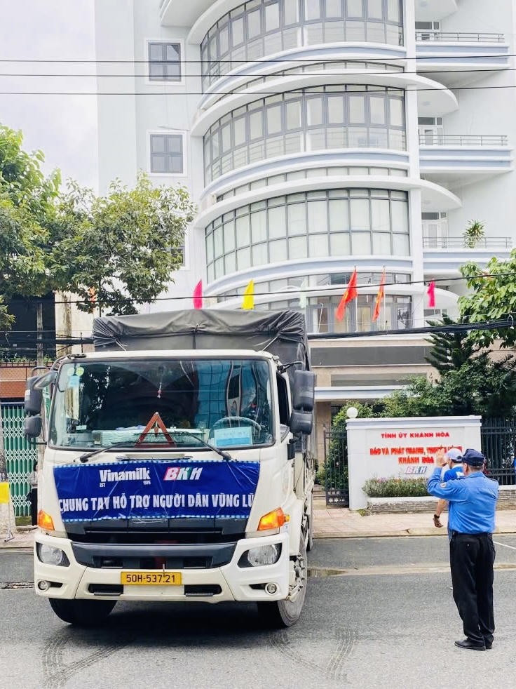 Những chuyến xe dinh dưỡng của Vinamik đã có mặt ở Mặt trận Tổ quốc và cơ quan báo – đài địa phương, kịp thời tiếp ứng dinh dưỡng cho bà con vùng lũ - Ảnh: Vi Nam Những chuyến xe dinh dưỡng của Vinamik đã có mặt ở Mặt trận Tổ quốc và cơ quan báo – đài địa phương, kịp thời tiếp ứng dinh dưỡng cho bà con vùng lũ - Ảnh: Vi Nam